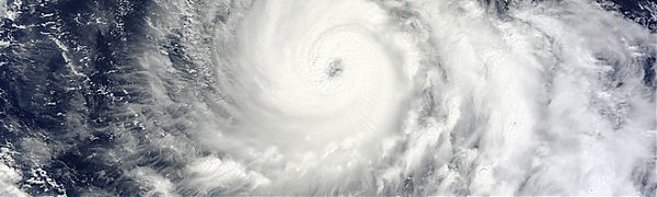 К Японии приближается самый мощный тропический циклон 2014 года