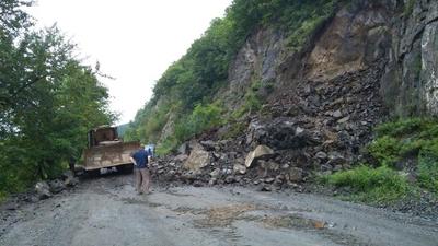 Из-за дождей на трассу в Приморье сошёл оползень Из-за дождей на трассу в Приморье сошёл оползень