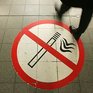 Минздрав поддержал запрет курения около подъездов