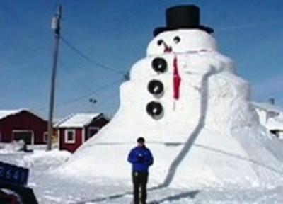 Гигантского снеговика слепил американец