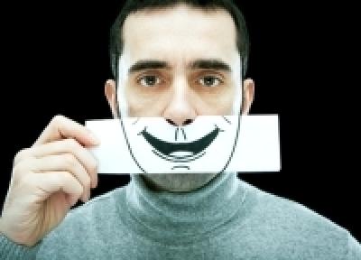 Фальшивая улыбка вредит работе
