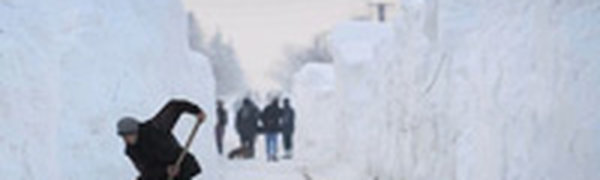 В Румынии люди заблокированы в автомобилях из-за снега