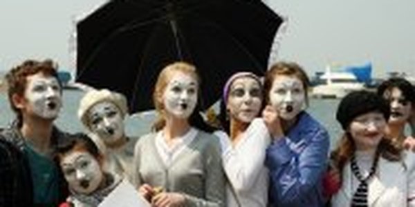 Франция во Владивостоке: Мимы на улицах города (ФОТО)