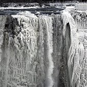 Удивительные замерзшие водопады