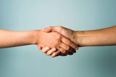 Помощь другим спасает от ежедневного стресса