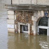 Наводнение в Париже: Сена поднялась до шестиметровой отметки