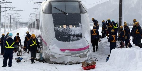 В Японии скоростной поезд оказался в снежном плену