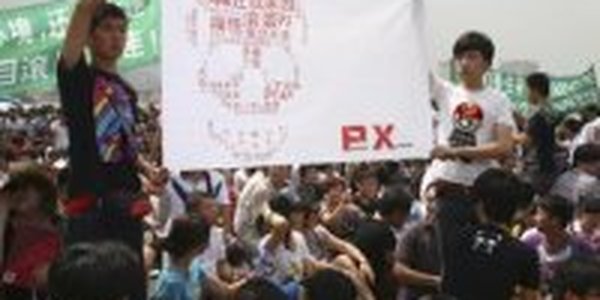 В Даляне после народных протестов прекратил производство химический завод