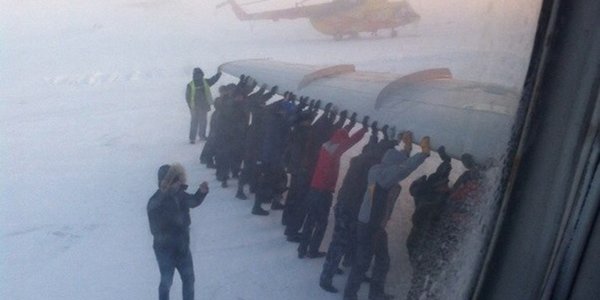 Морозы в России: пассажирам пришлось толкать примерзший самолет