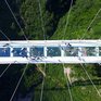 В Китае под ногами туристов треснул стеклянный мост (ВИДЕО)