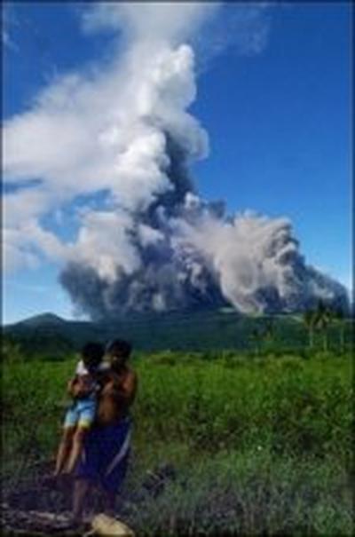 Сильный выброс пепла и дыма произвел вулкан Булусан