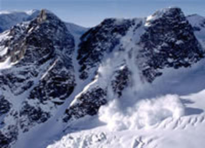 Снежная лавина в Хакасии унесла жизнь человека