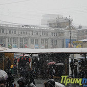 Снег кружится... летает... и тает...