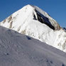 Покрытые снегом вершины, кристально чистый воздух, сверкающее синее небо - вперед на лыжную гору!