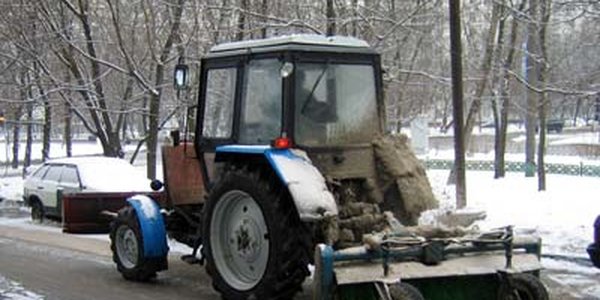 Дорожная техника расчищает дороги Владивостока от снега