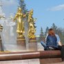 В парках Москвы установили душевые кабины и раздают воду