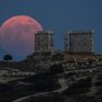 Жители Земли наблюдали «клубничную» суперлуну