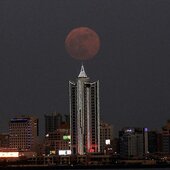 Жители Земли наблюдали «клубничную» суперлуну