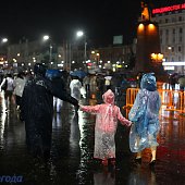 Субботний вечер: проливной дождь и лазерное шоу