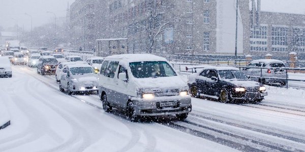 Из-за снегопада в эти выходные ГИБДД просит приморцев отказаться от поездок на авто