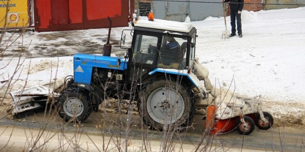 На уборку снега в Приморье вышли 142 единицы техники