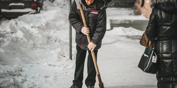Дорожные службы продолжают убирать снег с городских улиц