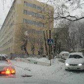 Снегопад парализовал движение во Владивостоке