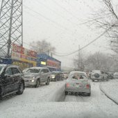 Снегопад парализовал движение во Владивостоке