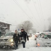 Снегопад парализовал движение во Владивостоке