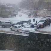 Снегопад парализовал движение во Владивостоке