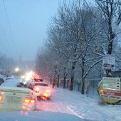 Снегопад парализовал движение во Владивостоке