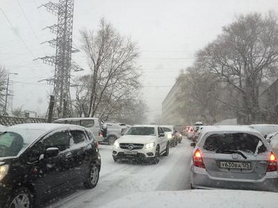 Снегопад парализовал движение во Владивостоке