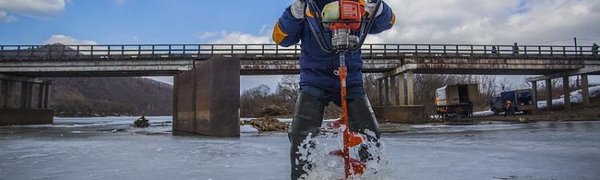 Спасатели приступили к распилу льда на реках Приморья