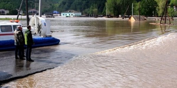 Под Барнаулом из-за паводка прорвало дамбу