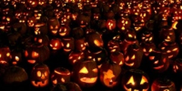 В Хеллоуин еду на кладбище привезут бесплатно