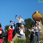 Купание слонов в солнечный день